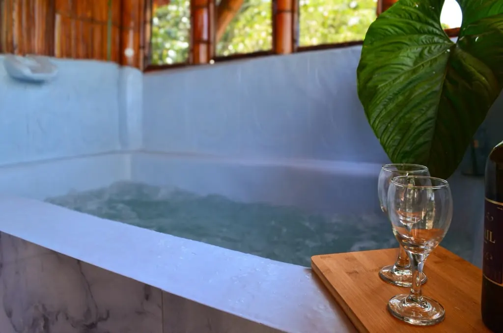 Jacuzzi privado de Aire con copas de vino junto a la ventana