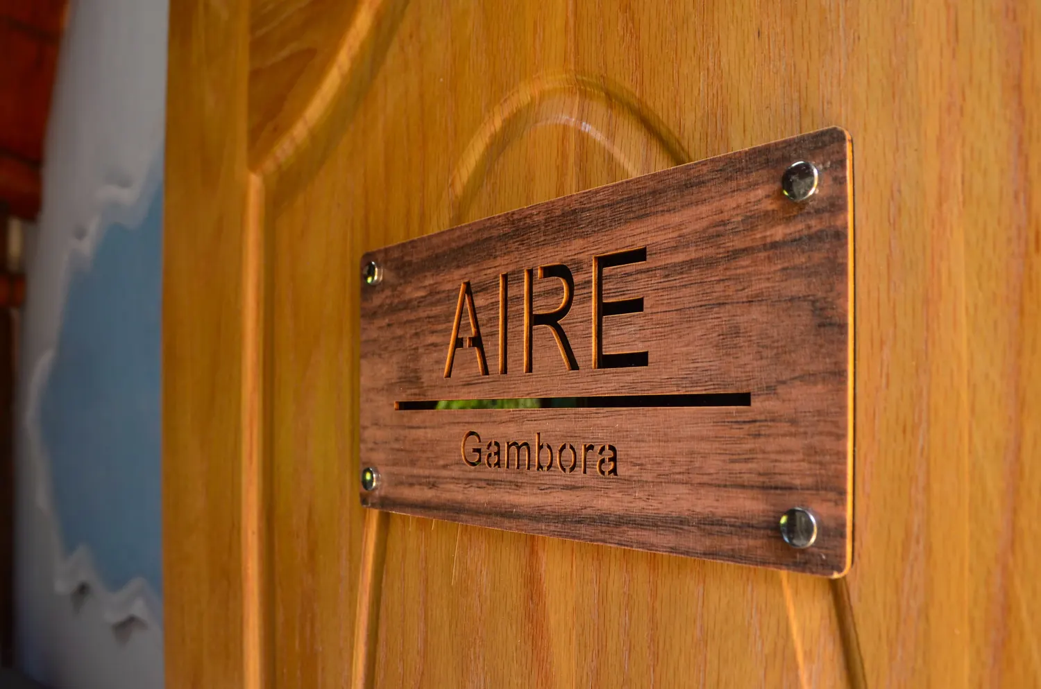 Letrero de madera con el nombre Aire en la puerta