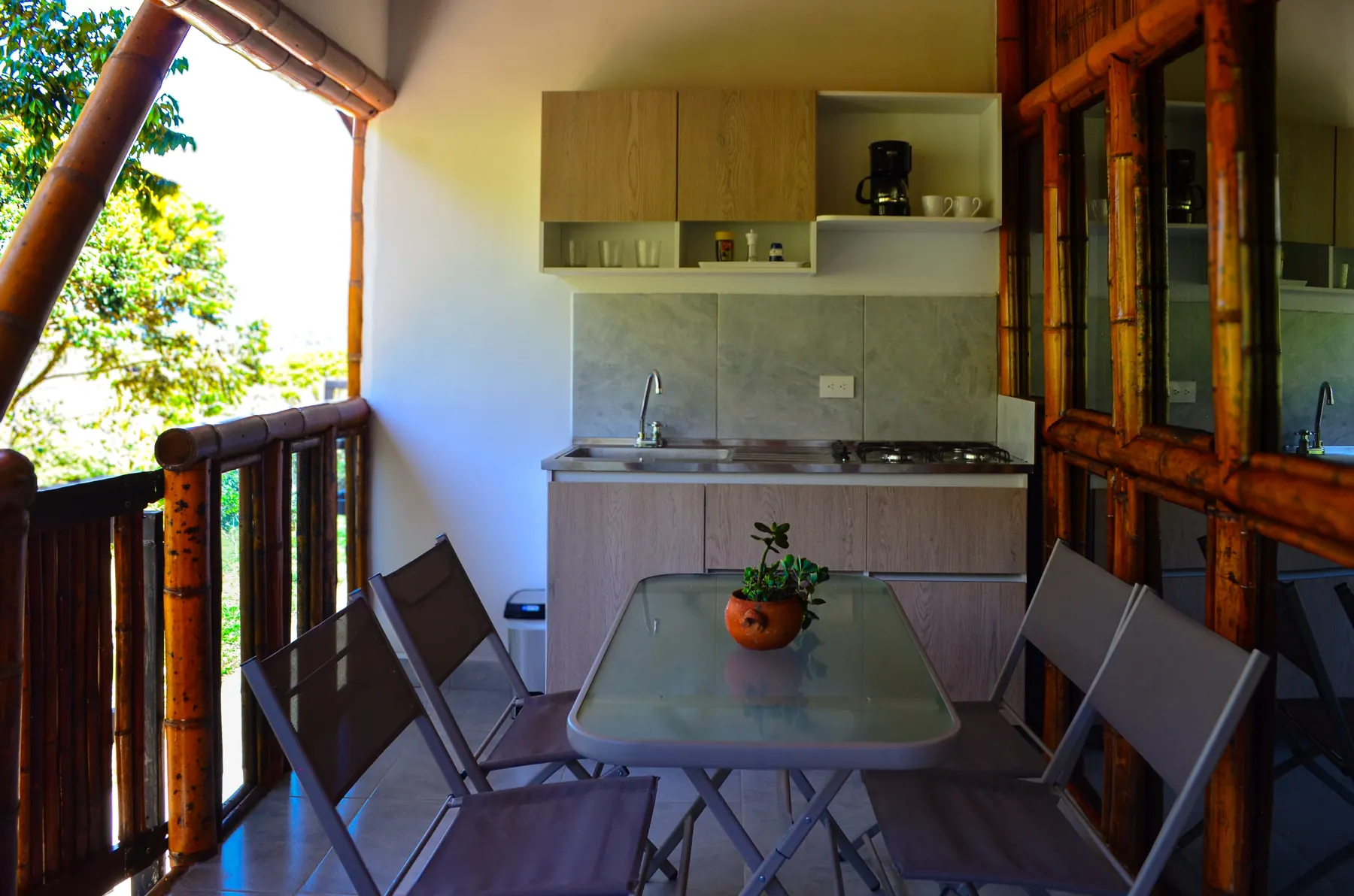 Cocina y comedor con baranda de bambú
