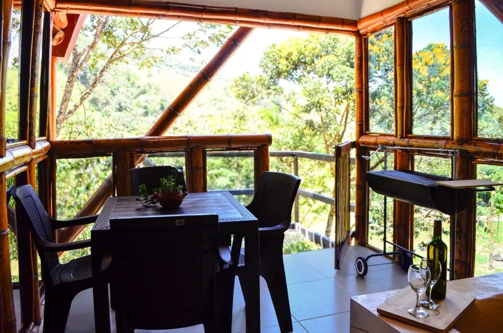 Terraza con comedor entre los árboles