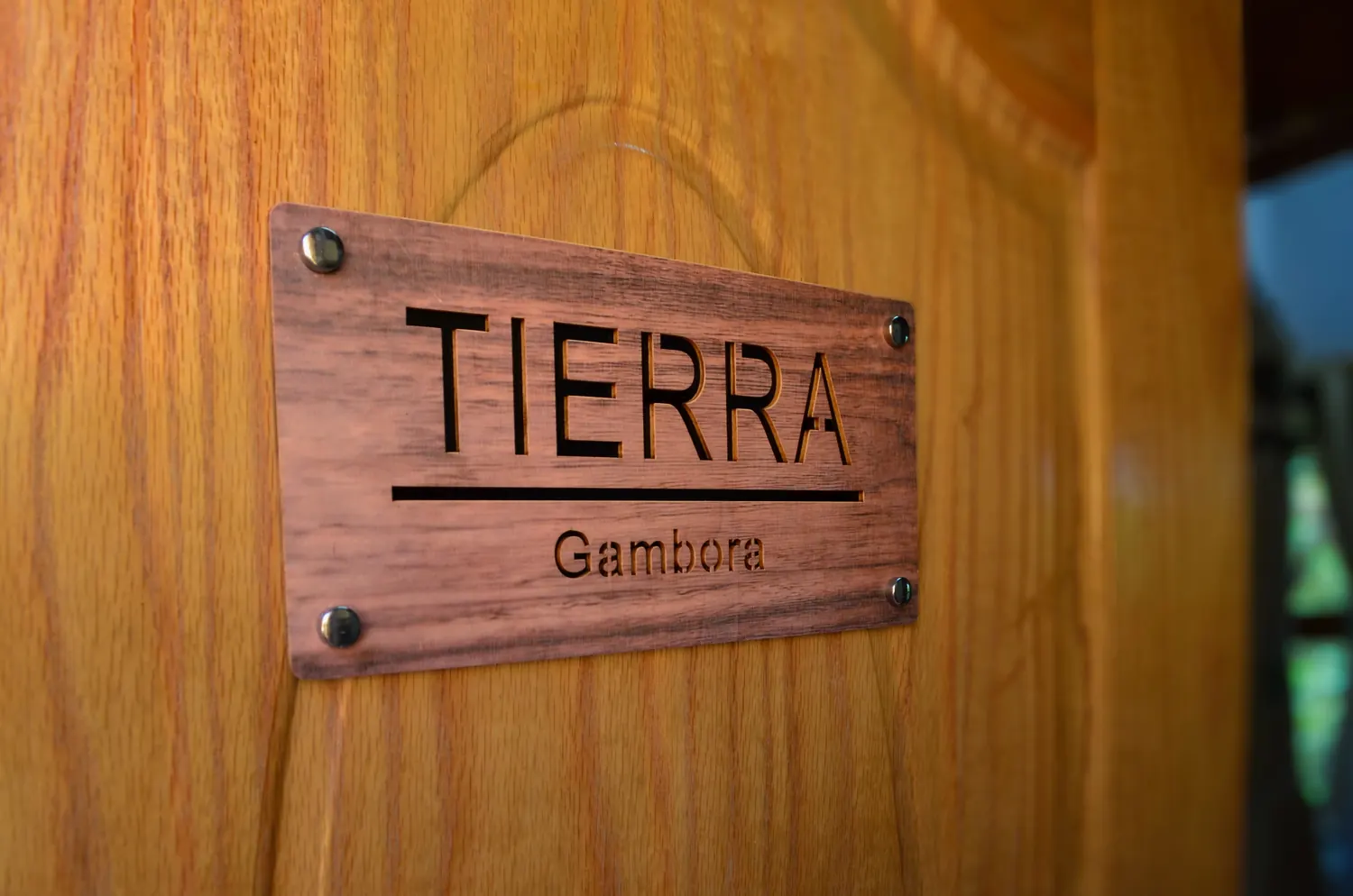 Letrero de madera con el nombre Tierra en la puerta